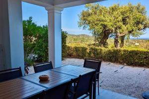 un tavolo su una veranda con vista su un albero di Les Restanques 3 chambres 3020 a Grimaud