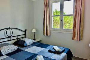 una camera da letto con due letti e una finestra di Les Restanques 3 chambres 3020 a Grimaud Altre 33 foto