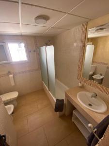 uma casa de banho com um lavatório, um WC e um chuveiro em La Tahona 27-H em Zahara de los Atunes