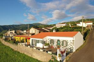 諾勒德許的住宿－Paraiso da Pedreira，山坡上的小房子,旁边是一条路