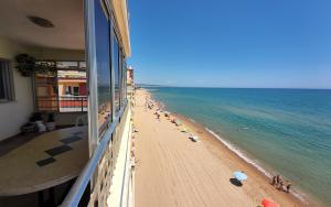 een uitzicht op een strand vanuit een gebouw bij Tavernes de Valldigna Chez Svetlana in El Brosquil