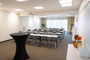 una sala de conferencias con una mesa grande y sillas en Quality Hotel Winn Haninge, en Haninge