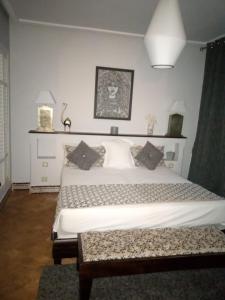 ein Schlafzimmer mit einem großen weißen Bett mit zwei Kissen in der Unterkunft Villa rouge in Marrakesch