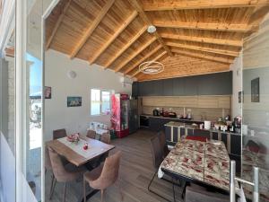 eine Küche und ein Esszimmer mit einem Tisch und Stühlen in der Unterkunft Bujtina cela in Berat
