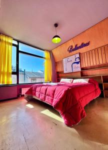Postel nebo postele na pokoji v ubytování Moving Hostel Travel Bar