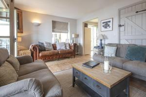 a living room with couches and a coffee table at Mill Village 68, Somer House - P in Somerford Keynes
