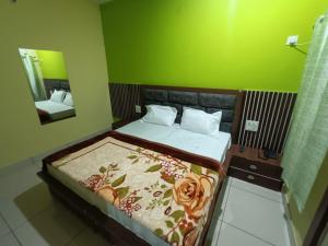 un lit dans une chambre avec un mur végétal dans l'établissement Om hotel, à Rohtak