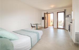 1 dormitorio con 1 cama y cocina con mesa en Beautiful Apartment In Piana With Kitchen, en Piana