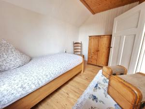 a bedroom with a bed and a wooden floor at 200 Jahre altes Landhaus mit Tieren in Goldenstedt