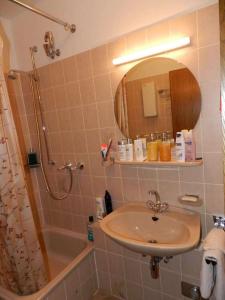 La salle de bains est pourvue d'un lavabo, d'une douche et d'un miroir. dans l'établissement Ferienwohnung Lastro, à Cochem