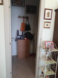 - un couloir avec un placard avec des porte-monnaie et une étagère dans l'établissement Appartamento Vinovo Centro, à Vinovo