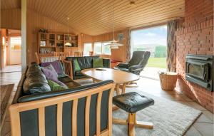 StrandlystにあるStunning Home In Slagelse With 4 Bedrooms, Sauna And Wifiのリビングルーム(ソファ、テーブル付)