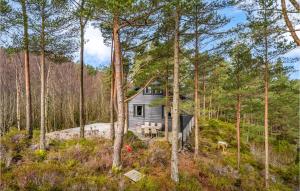 ein Haus mitten im Wald in der Unterkunft Stunning Home In Valevg With Kitchen in Valevåg