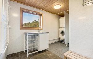 eine Waschküche mit einem Waschbecken und einem Fenster in der Unterkunft Stunning Home In Valevg With Kitchen in Valevåg