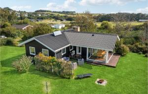 an aerial view of a small house on a lawn at 3 Bedroom Nice Home In Kalundborg in Kalundborg