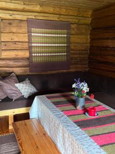 a room with a table in a log cabin at Valkolan kartanon saunatupa, yksi huone ja sauna in Hankasalmi