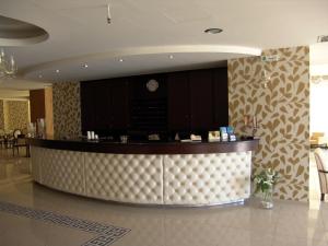 un vestíbulo con un mostrador de recepción en un hotel en Merope Hotel, en Karlovasi