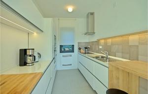 eine Küche mit weißen Schränken und einer Arbeitsplatte in der Unterkunft Villa Vala in Bokordići