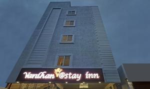 un edificio alto con un cartel delante en vardhan @stay inn, en Tirupati