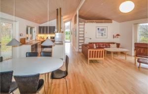 cocina y sala de estar con mesa y sillas en 3 Bedroom Beautiful Home In Grenaa, en Grenå
