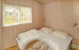 グレーノにあるAwesome Home In Grenaa With 3 Bedrooms, Sauna And Internetの窓付きの客室の白いベッド1台