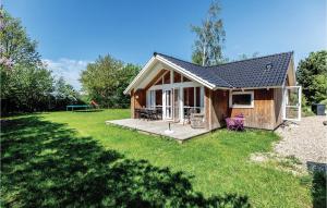 スラーエルセにあるAmazing Home In Slagelse With 2 Bedrooms And Wifiの小さな木造キャビン(広い庭付)