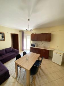 uma cozinha e sala de estar com uma mesa e um sofá em ΣΟΦΙΤΑ ΦΕΡΕΣ em Pherrai