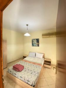 um pequeno quarto com uma cama num quarto em ΣΟΦΙΤΑ ΦΕΡΕΣ em Pherrai