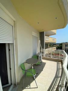 d'une terrasse avec 2 chaises et une table sur un balcon. dans l'établissement ΣΟΦΙΤΑ ΦΕΡΕΣ, à Pherrai