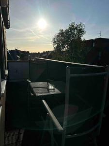 uma mesa e cadeira numa varanda com sol em 2 Zimmer Appartement Private Küche und Bad em Mönchengladbach