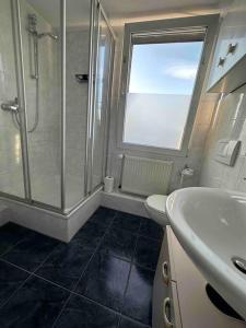 uma casa de banho com um chuveiro, um WC e um lavatório. em 2 Zimmer Appartement Private Küche und Bad em Mönchengladbach