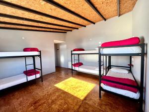 Postel nebo postele na pokoji v ubytování Moving Hostel Travel Bar