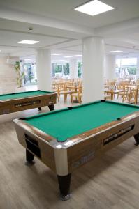 - deux billards dans une salle avec des tables et des chaises dans l'établissement ALEGRIA Fenals Mar, à Lloret de Mar