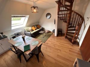 uma sala de estar com uma mesa e uma escada em espiral em LE NOUVEAU VAUBAN em Colmar