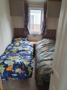 1 dormitorio con 2 camas y ventana en 24 Shark Island, en Great Billing