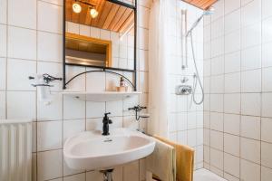 a bathroom with a sink and a shower at Regina's Gästehaus in Weisenbach