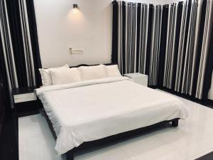 Postel nebo postele na pokoji v ubytování Garuda Suites