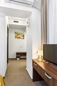 TV a/nebo společenská místnost v ubytování Lina Hotel