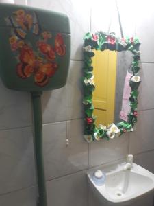 a bathroom with a mirror and a toilet at Perto Do Aeroporto De Salvador - Dona Pitanga Hostel in Lauro de Freitas