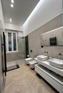 łazienka z 2 umywalkami i prysznicem w obiekcie Central Suite 81 w mieście Pescara
