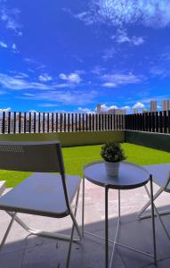 喬治市的住宿－2BR Georgetown Luxury Suite #RoofTopPool #Beacon，阳台的白色椅子和桌子