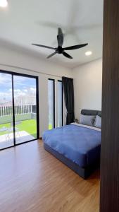 een slaapkamer met een blauw bed en een plafondventilator bij 2BR Georgetown Luxury Suite #RoofTopPool #Beacon in George Town