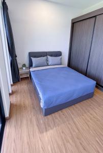2BR Georgetown Luxury Suite #RoofTopPool #Beacon في جورج تاون: غرفة نوم بسرير ازرق في غرفة