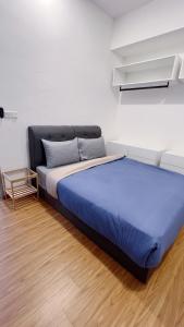 a bedroom with a bed with a blue blanket at 2BR Georgetown Luxury Suite #RoofTopPool #Beacon in George Town