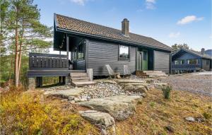 Valevåg的住宿－Beach Front Home In Valevg With Sauna，一个带长凳和岩石庭院的房子