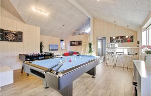 HouにあるStunning Home In Tranekr With Sauna, Wifi And Indoor Swimming Poolのビリヤード台付きの広い客室です。
