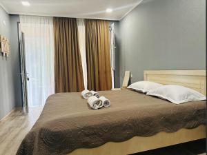 sypialnia z dużym łóżkiem z ręcznikami w obiekcie Hotel Vardzia Terrace w mieście Wardzia