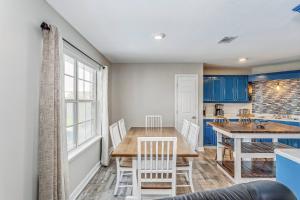 Kuchyň nebo kuchyňský kout v ubytování 1941 Coral Island Rd