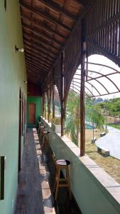 una fila de mesas y taburetes en un edificio en Big Hostel Brasil, en Manaus