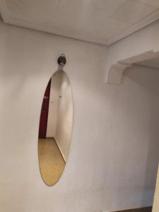 un espejo colgado en una pared en una habitación en Piso compartido cerca de la UNIVERSIDAD CEU, en Moncada